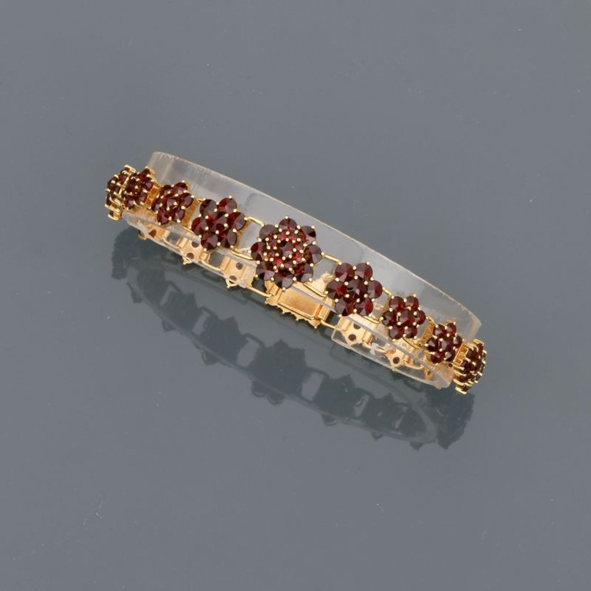 Bracelet souple en or jaune, 750 MM, dessinant une succession de fleurettes [...]