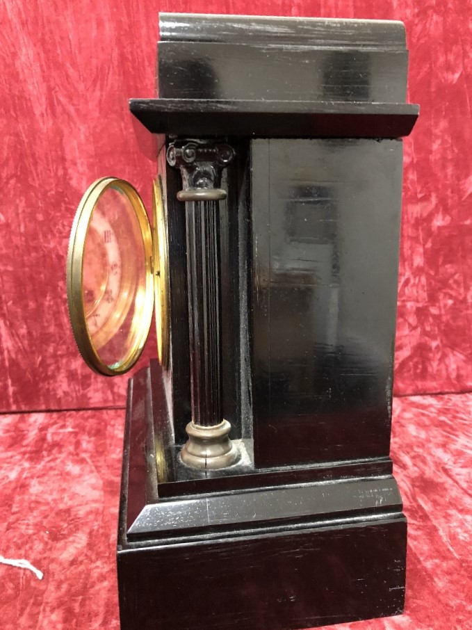 A black marble clock. - Image 5 of 7