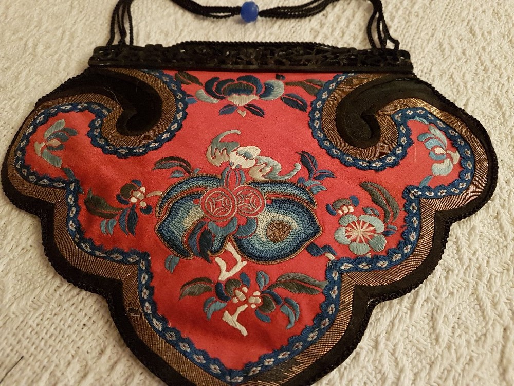 A gorgeous antique (19th/early 20th Century) Chinese red silk purse. - Image 4 of 6