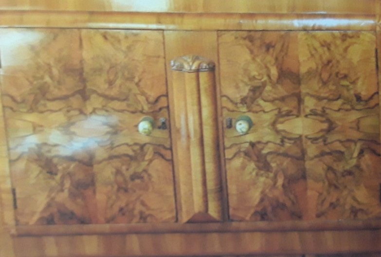 A stunning Art Deco burr walnut extendable dining table and matching sideboard drinks cabinet. - Image 5 of 12