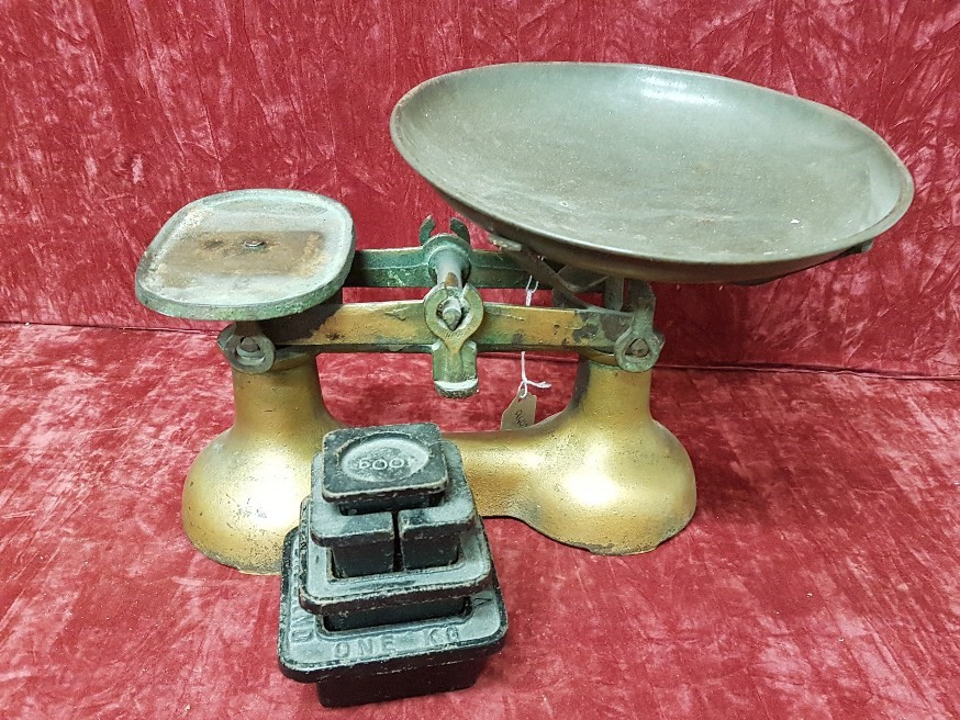 A small metal set of scales with a metal pan and a collection of metric weights. - Image 2 of 2