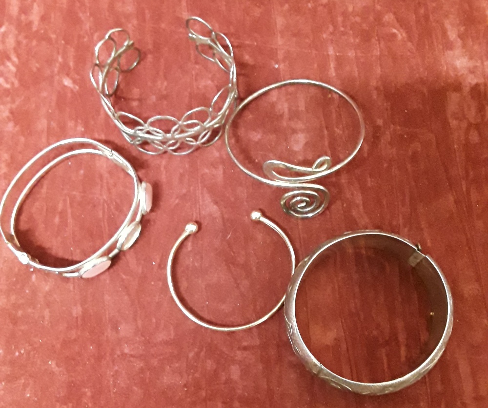 A collection of four silver and white metal bangles plus one precious yellow metal bangle. - Image 2 of 5