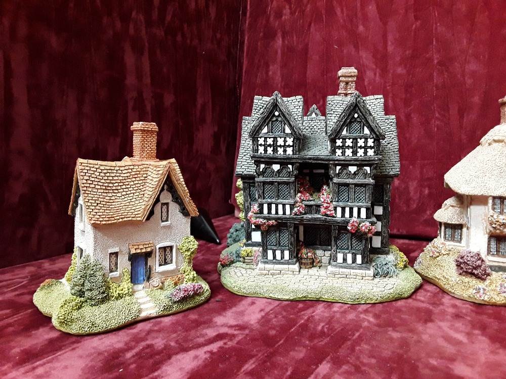 A collection of six Lilliput Lane buildings including two early and two signed. - Image 2 of 8
