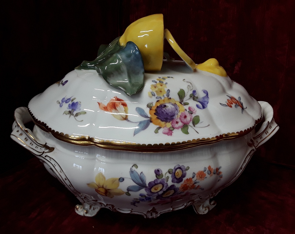 Six crescent shaped dishes and a lidded tureen. - Image 4 of 4