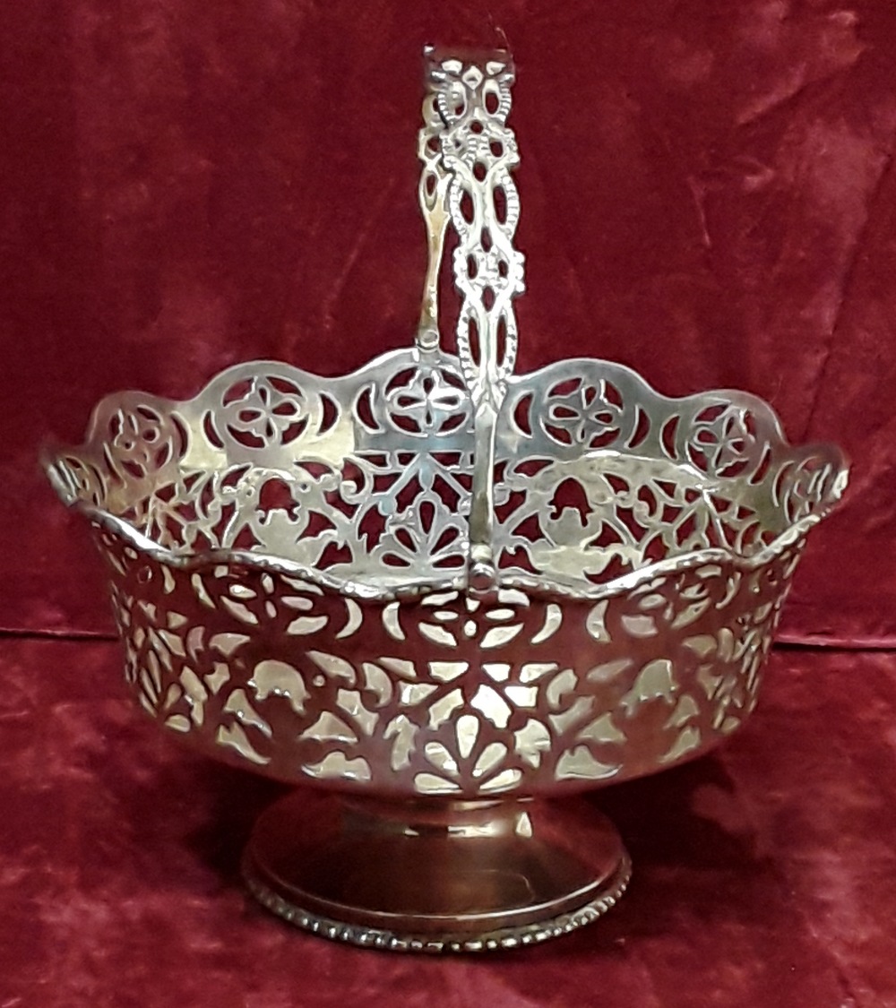 A silver bonbon basket with pierced decoration and handle. - Image 3 of 3