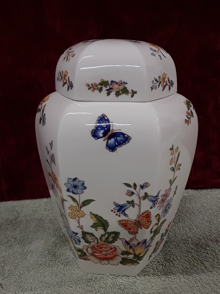 A Wedgwood ‘Wild Strawberry’ vase and an Aynsley lidded pot ‘Cottage Garden’. - Image 3 of 4