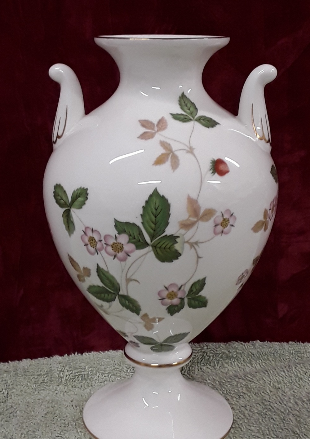 A Wedgwood ‘Wild Strawberry’ vase and an Aynsley lidded pot ‘Cottage Garden’. - Image 4 of 4