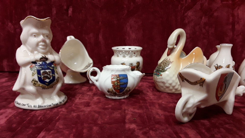 A collection of crested ware including Shelley. 14 pieces in total. - Image 3 of 3