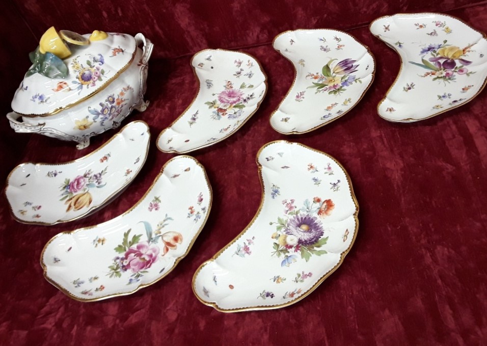 Six crescent shaped dishes and a lidded tureen. - Image 2 of 4