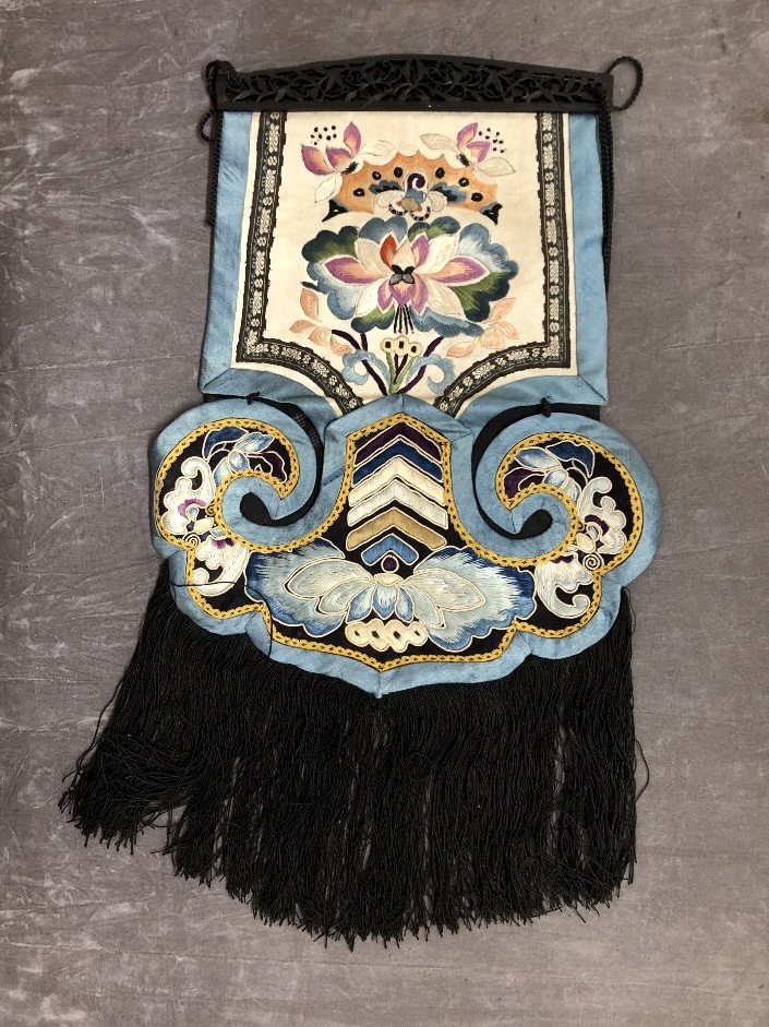 An exquisite long antique (19th/early 20th Century) Chinese silk purse.