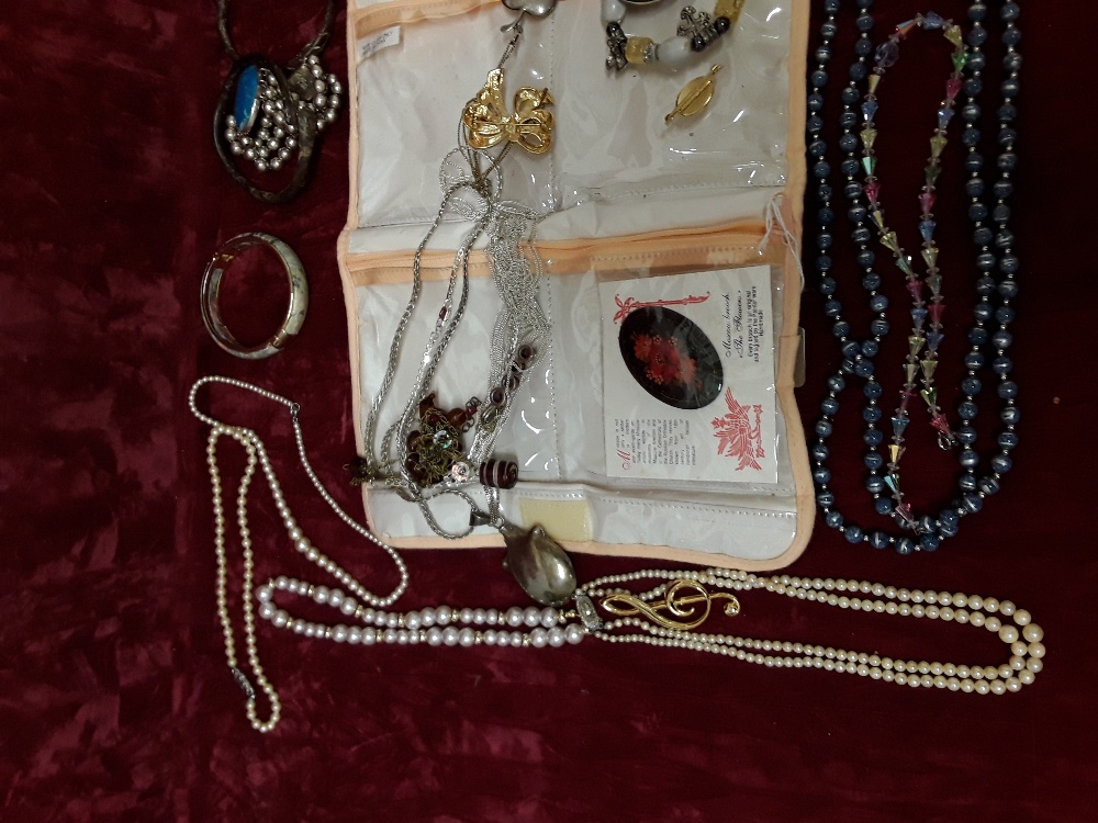 A selection of costume jewellery including silver. - Image 3 of 4