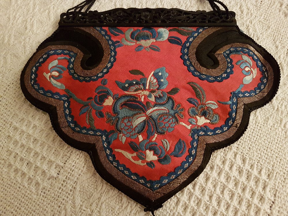 A gorgeous antique (19th/early 20th Century) Chinese red silk purse. - Image 2 of 6