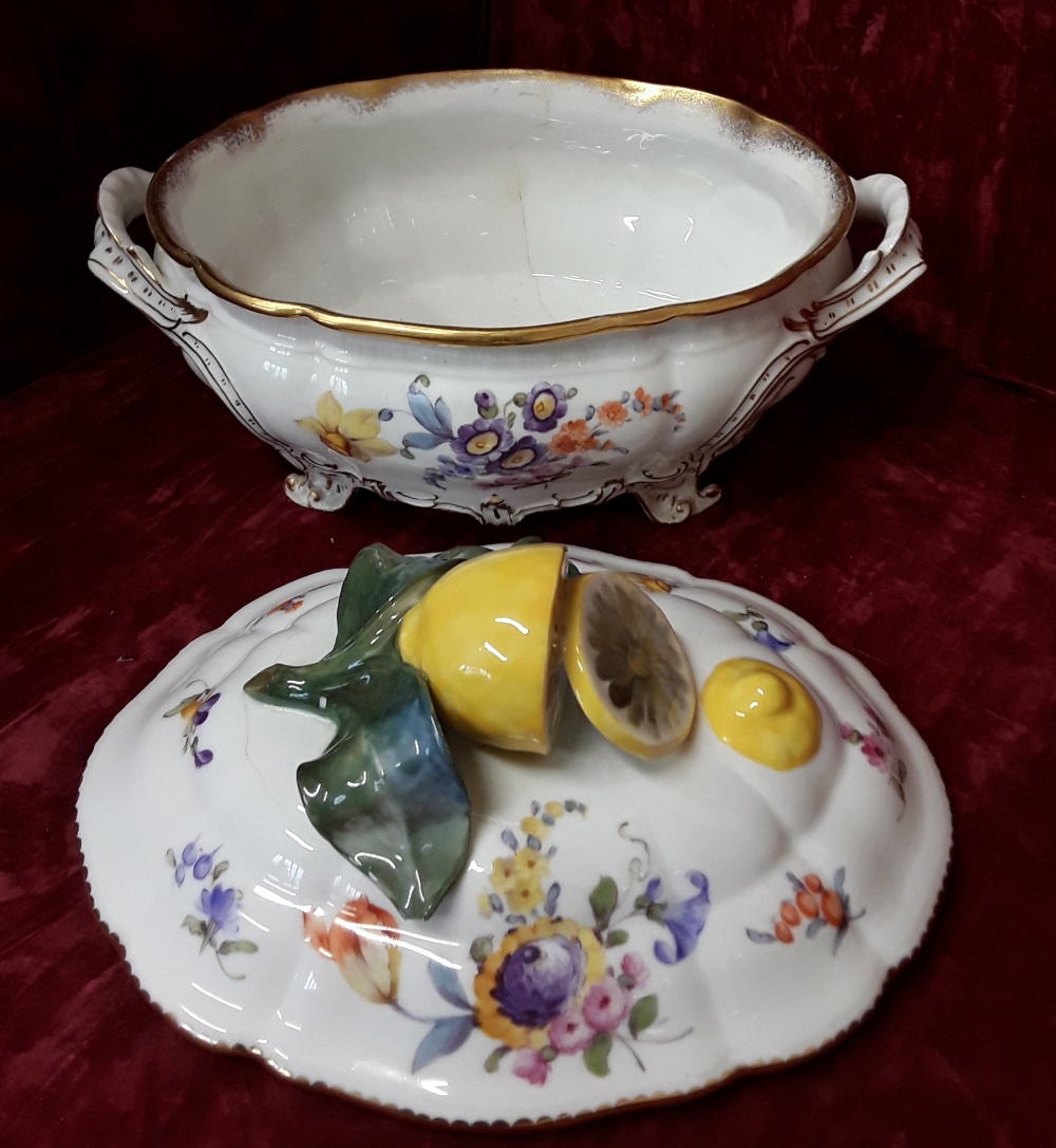 Six crescent shaped dishes and a lidded tureen. - Image 3 of 4