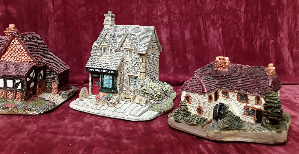 A collection of six Lilliput Lane buildings including two early and two signed. - Image 4 of 8