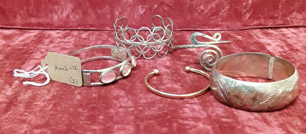 A collection of four silver and white metal bangles plus one precious yellow metal bangle. - Image 5 of 5