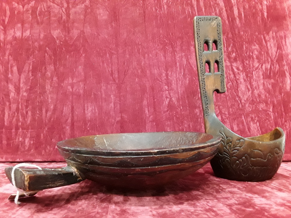 An early 20th Century Masai Tribal food bowl plus a vintage wooden drinking ladle. - Image 5 of 5