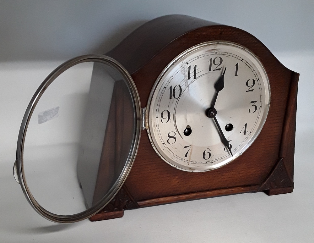 An Art Deco mantel clock with an unnamed mechanism and dial.