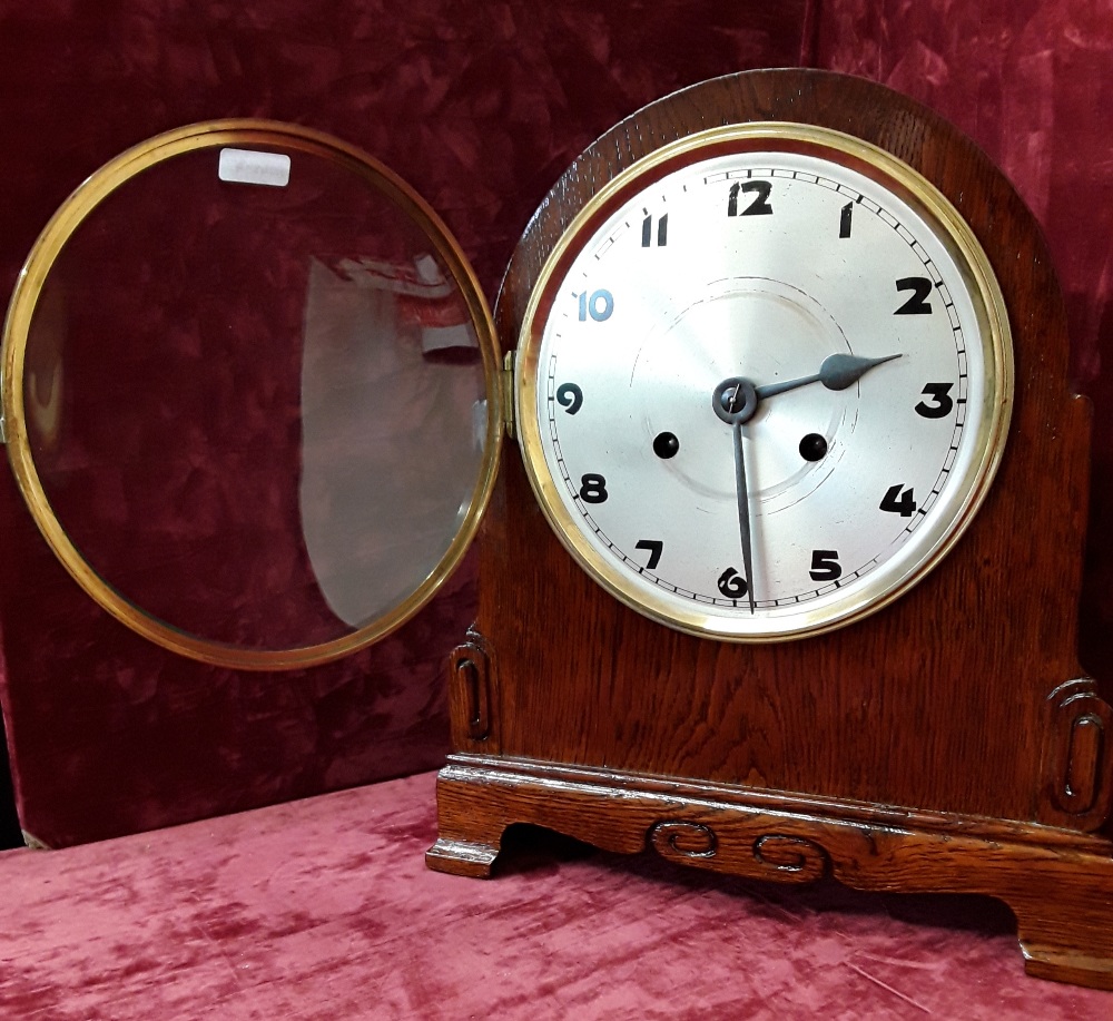 An Art Deco mantel clock with an unnamed mechanism and dial.