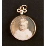 A 9ct yellow gold pendent with a picture of an young boy and a soldier to the reverse