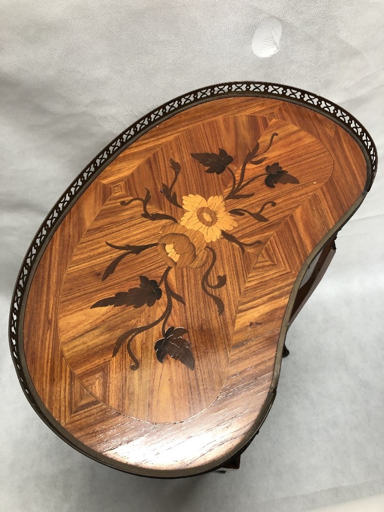A French occasional table of small proportions with marquetry inlay. - Image 3 of 4