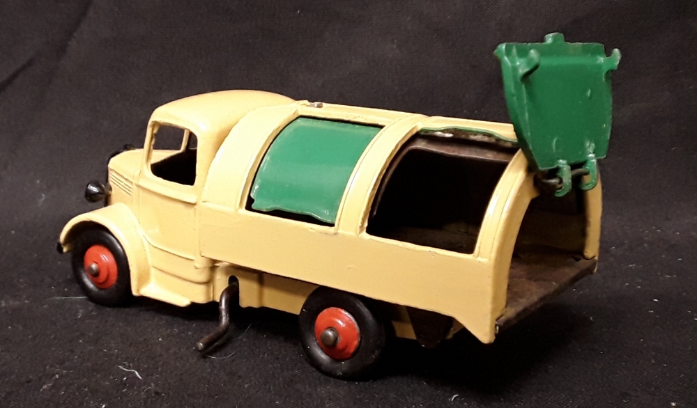A large amount of Dinky diecast vehicles. - Image 8 of 9