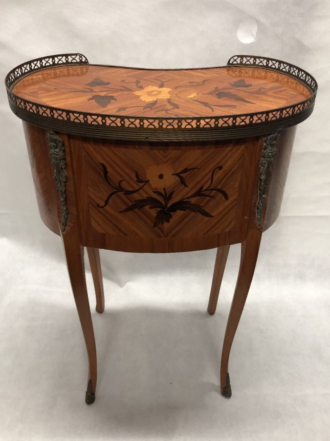 A French occasional table of small proportions with marquetry inlay. - Image 4 of 4