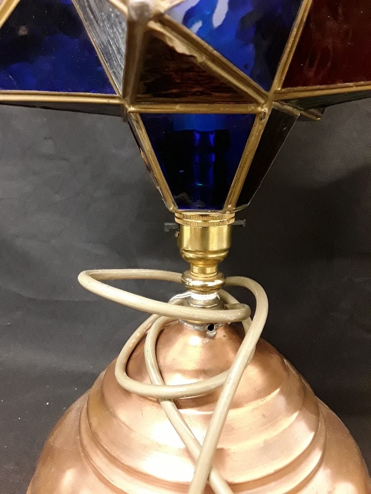 A Tiffany style lamp with copper stand supporting a coloured glass star lamp. - Image 4 of 5