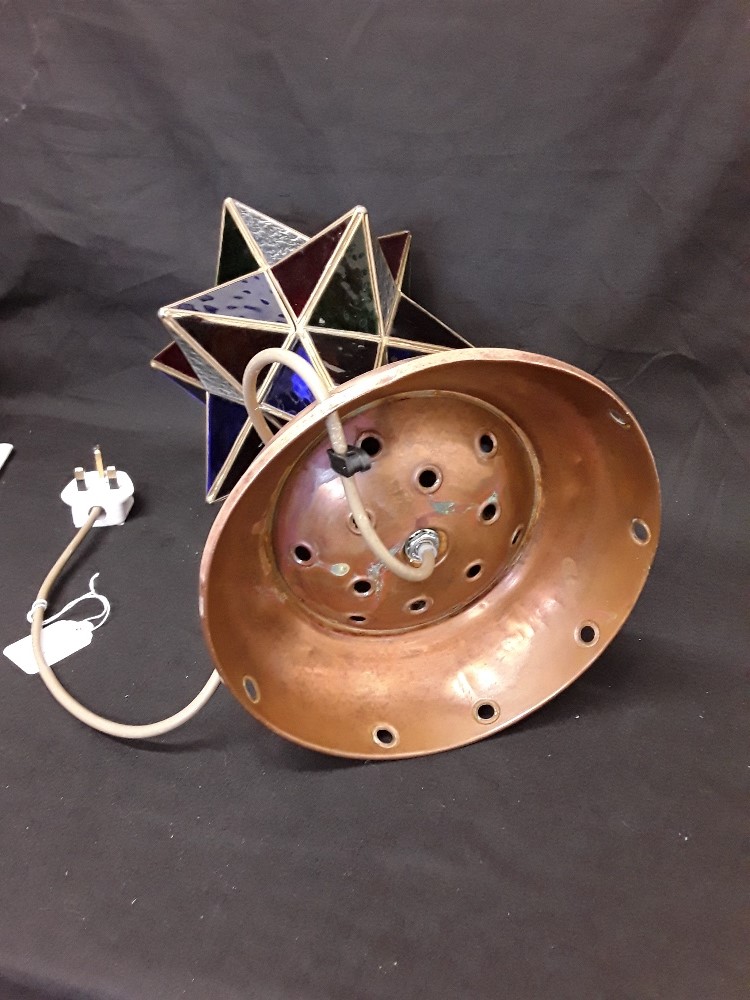 A Tiffany style lamp with copper stand supporting a coloured glass star lamp. - Image 5 of 5