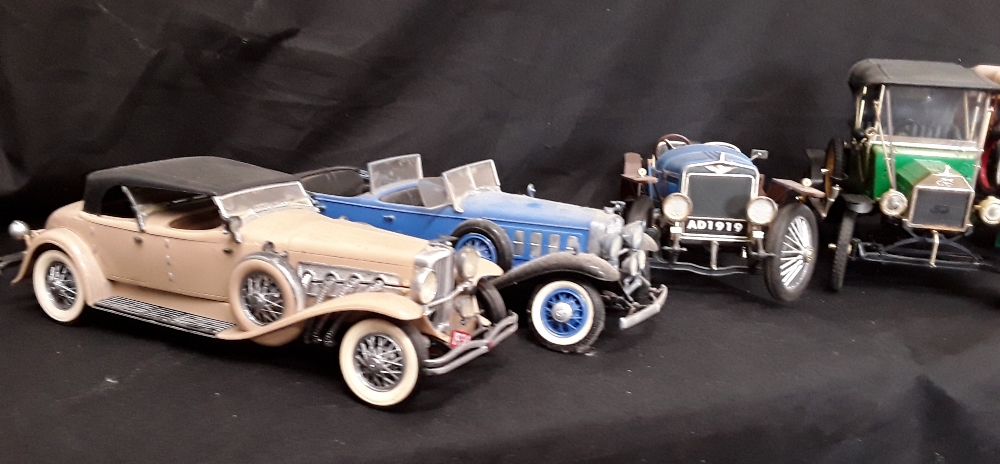 Two boxes of assorted's collectorsplastic model cars . - Image 5 of 7