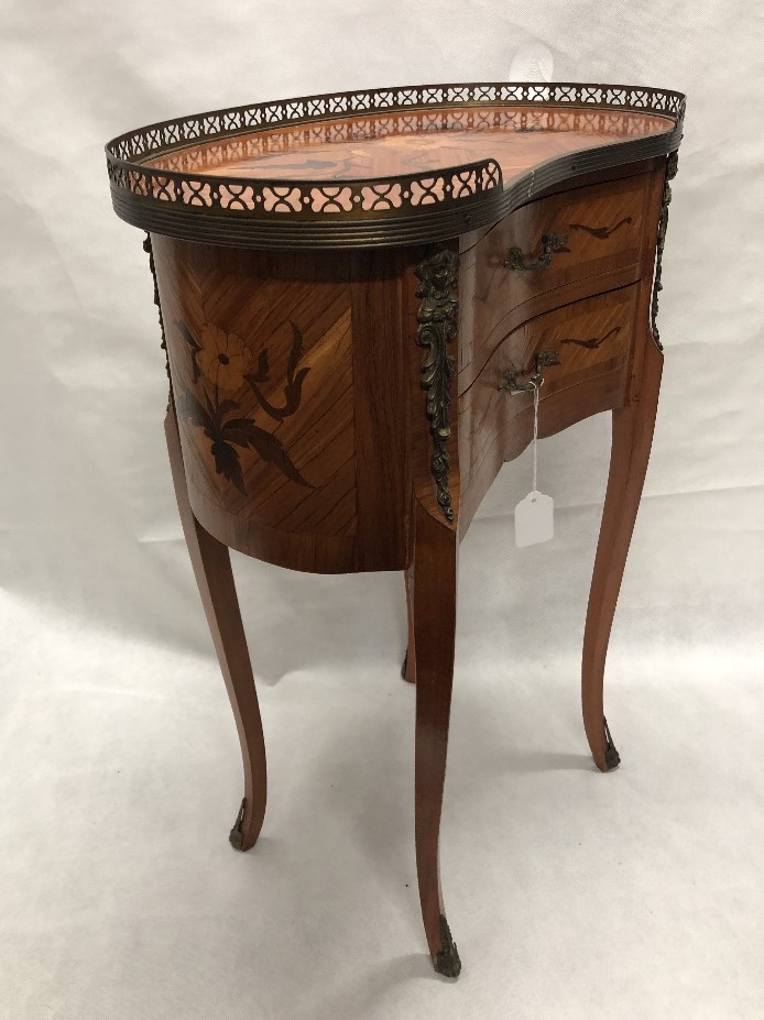 A French occasional table of small proportions with marquetry inlay. - Image 2 of 4