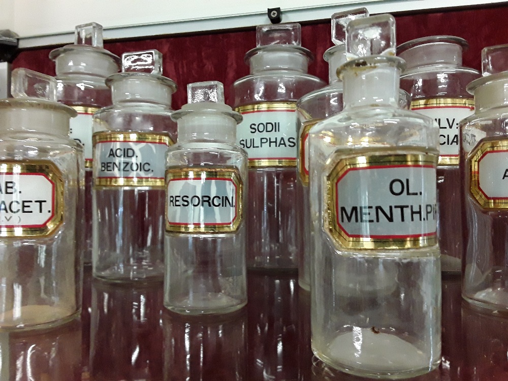 Fourteen original vintage chemist jars. - Image 4 of 5