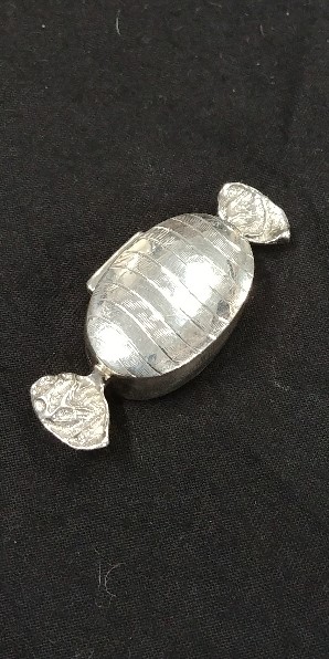 A silver pill pot in the form of a wrapped sweet. - Image 2 of 2