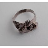 Vintage silver ring with leaves and moonstones. Size M