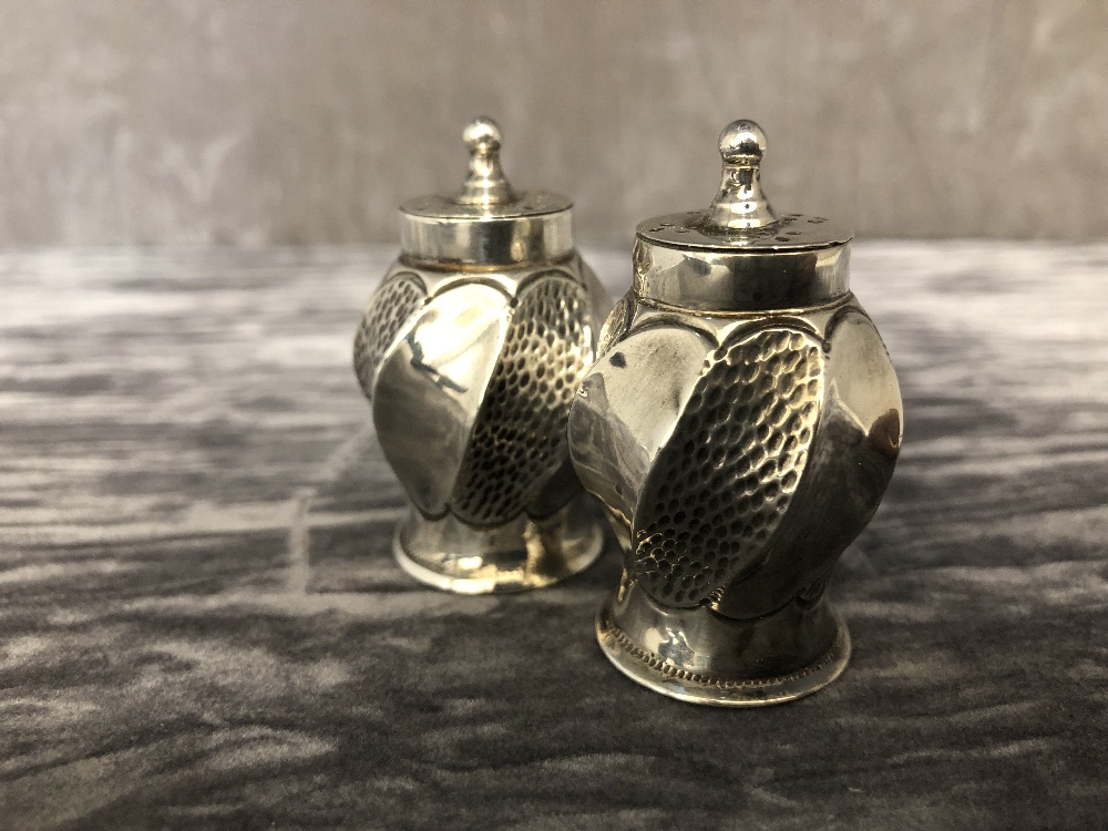 A pair of silver salt and pepper shakers. Hallmarked Birmingham 1981, maker's mark S.L. In original - Image 3 of 3