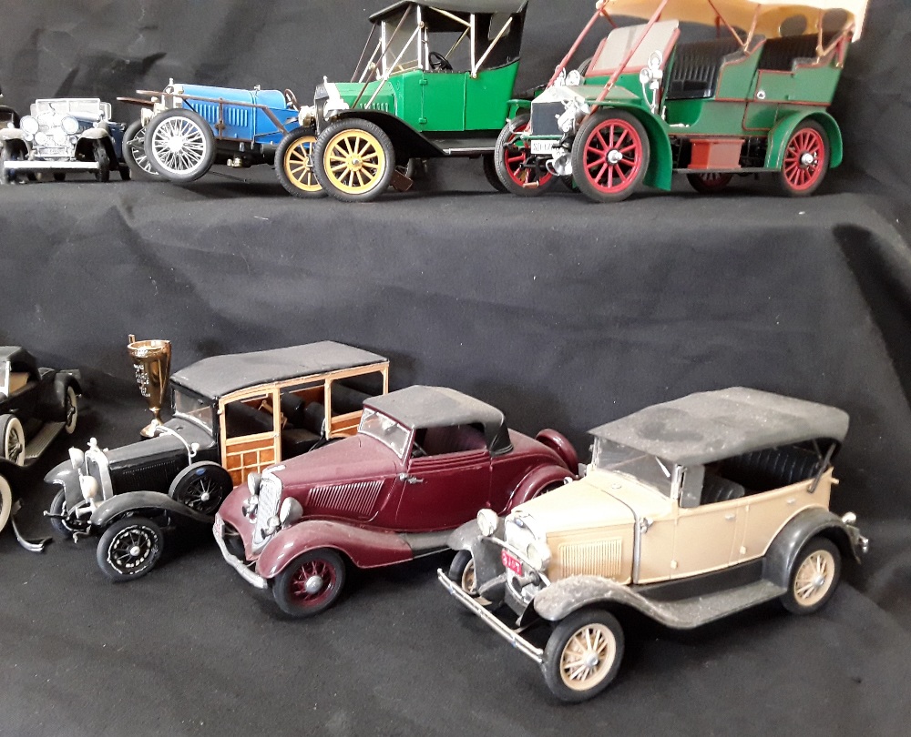 Two boxes of assorted's collectorsplastic model cars . - Image 3 of 7