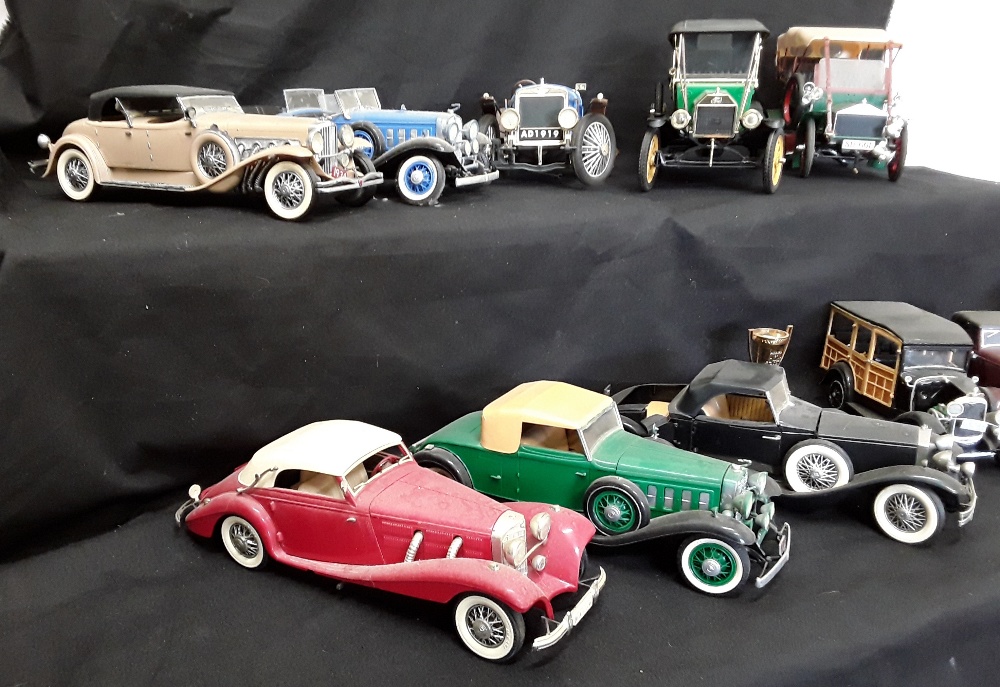 Two boxes of assorted's collectorsplastic model cars . - Image 2 of 7