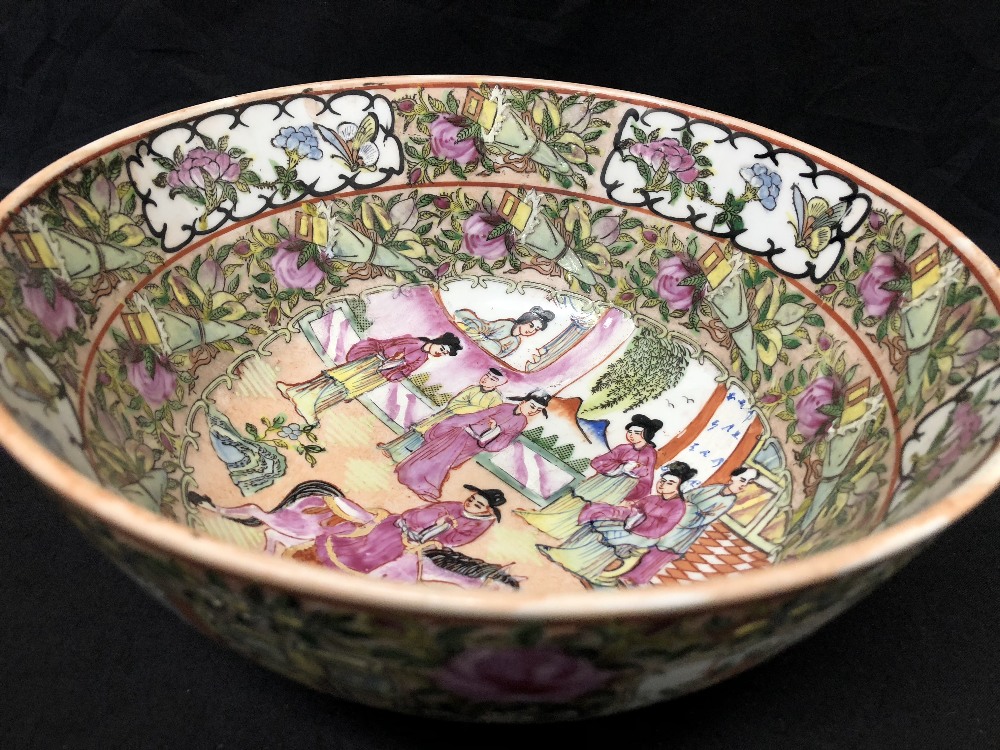 A 20th Century Cantonese bowl with famille rose decoration. - Image 3 of 4