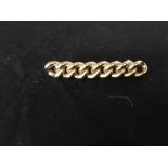A 15ct gold bar brooch in the form of chain links.
