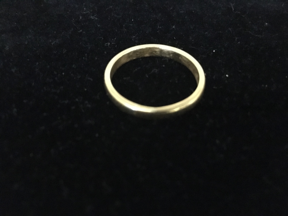 A 22 ct yellow gold wedding band.