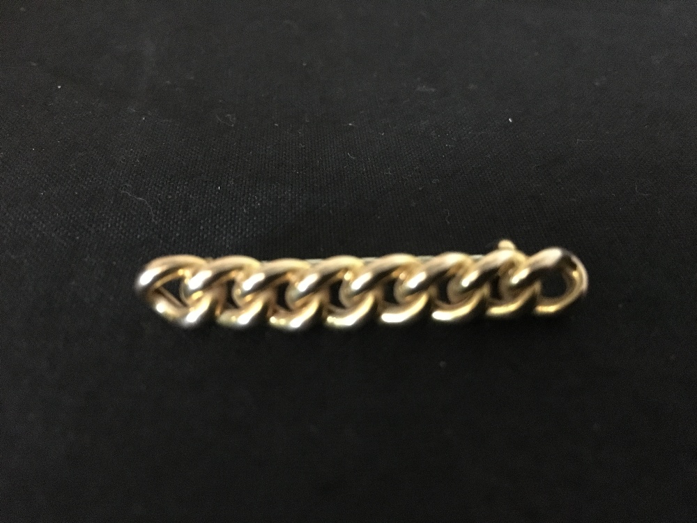 A 15ct gold bar brooch in the form of chain links. - Image 2 of 3