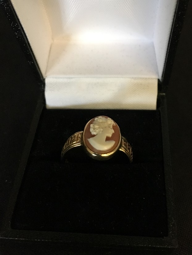 A 18ct gold cameo ring.