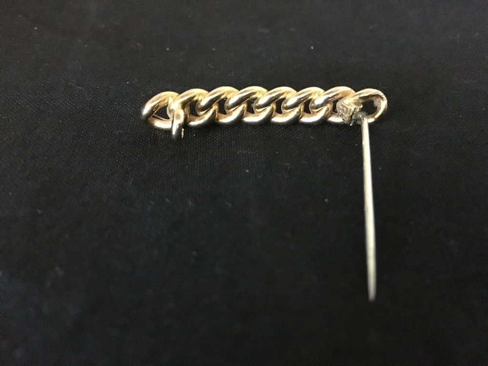 A 15ct gold bar brooch in the form of chain links. - Image 3 of 3