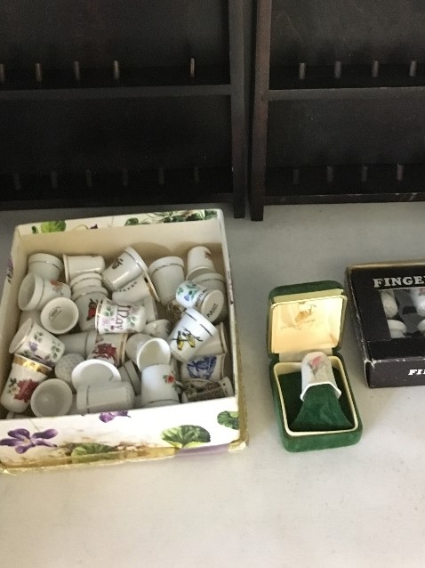 A collection of ceramic thimbles by various makers - Image 2 of 2