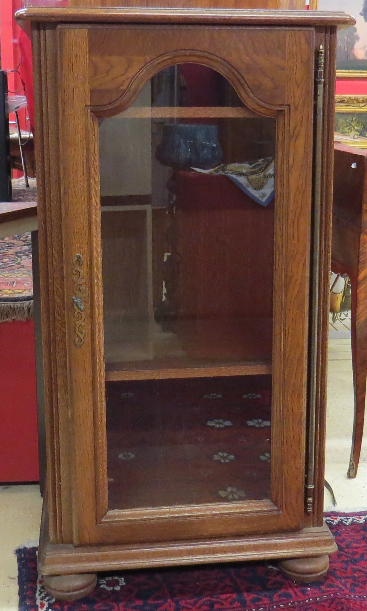 Vitrine en chêne. Haut : 115 cm. Largeur : 61 cm. -