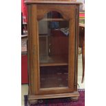 Vitrine en chêne. Haut : 115 cm. Largeur : 61 cm. -