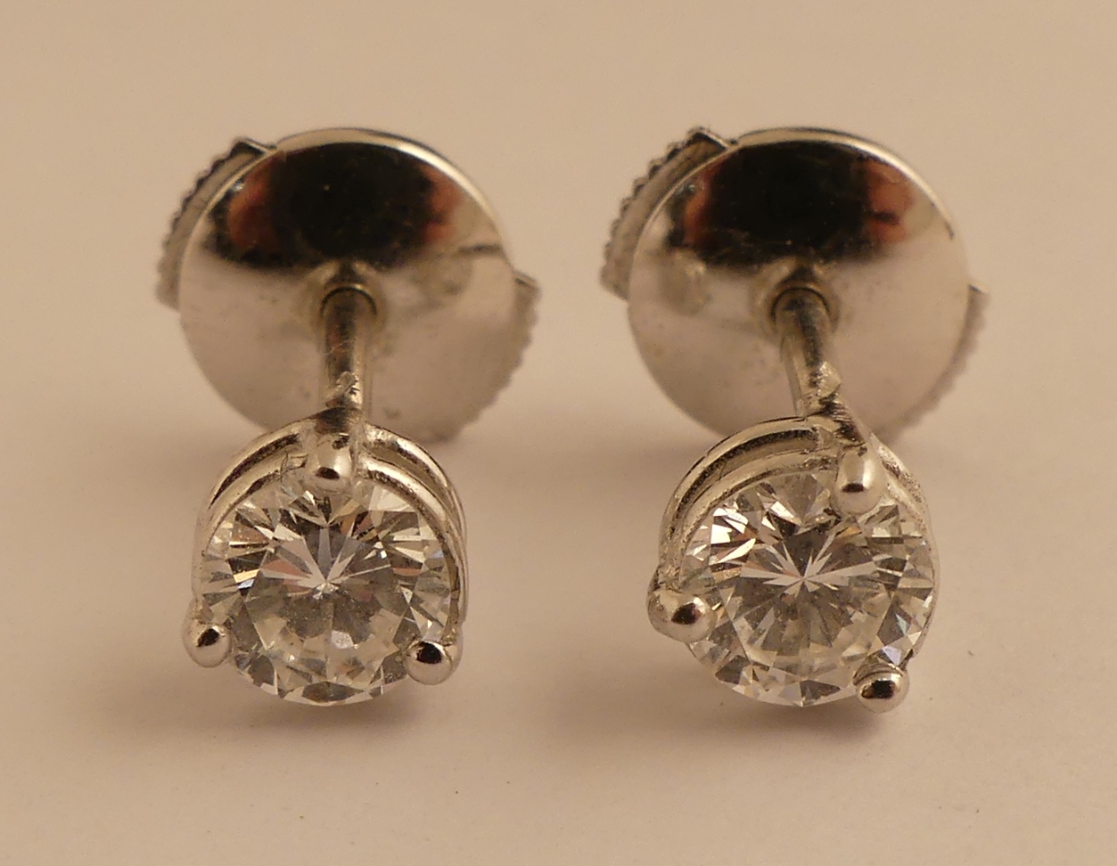 Paire de clous d'oreilles en or blanc serties chacune d'un diamant de taille moderne [...]