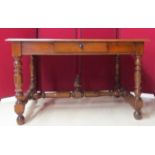 Table bureau en bois naturel de style Louis XIII. XIXe. Long : 120 cm. -