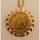 Pendentif et sa chaine un or jaune centré d'une pièce de 20 F or. 1854. PB 22g. -