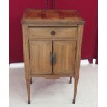 Petit buffet en bois de placage de style Louis XVI. Larg : 42,5 cm. -