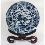 Chine. Grand plat en céramique bleu blanc. Signé. Diam. 44 cm Avec présentoir. -